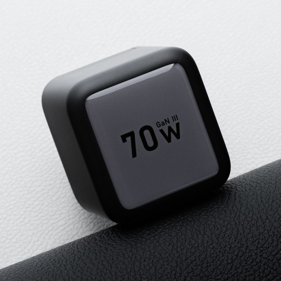 GaN sieťová nabíjačka s USB-C, USB-A a zasúvateľným USB-C káblom, 70 W